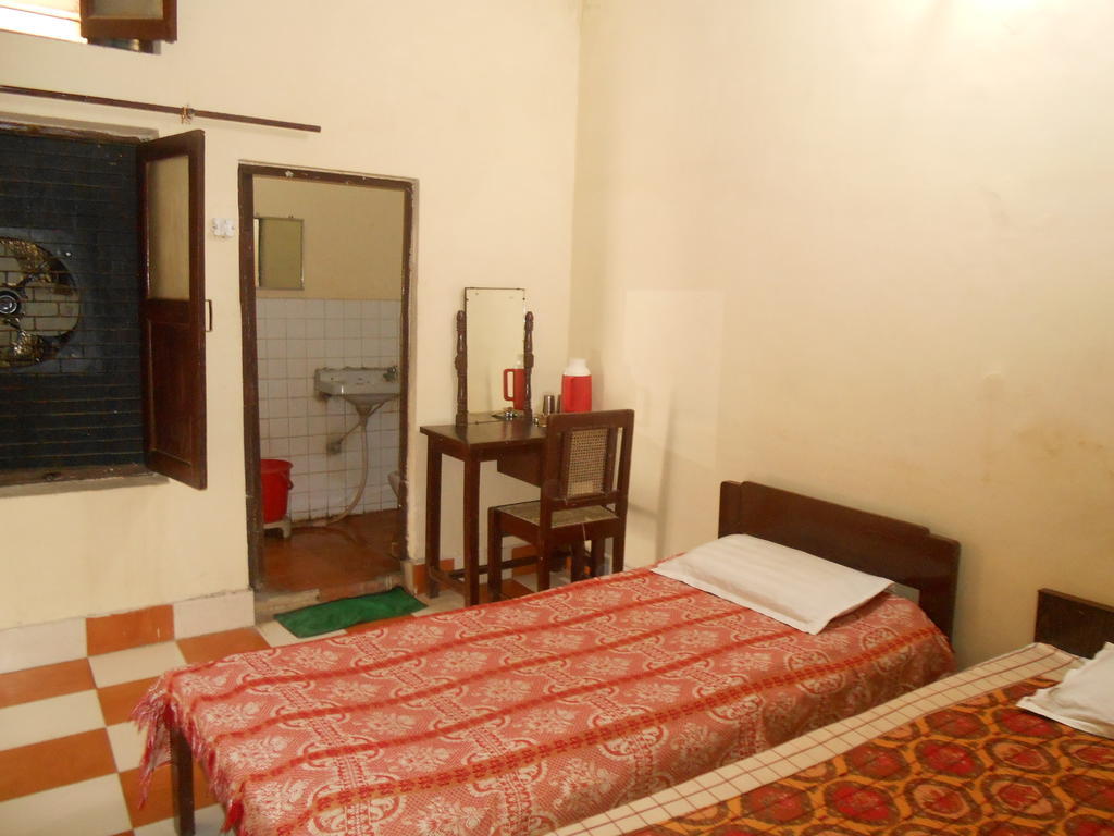 מטורה Gaurav Guest House מראה חיצוני תמונה